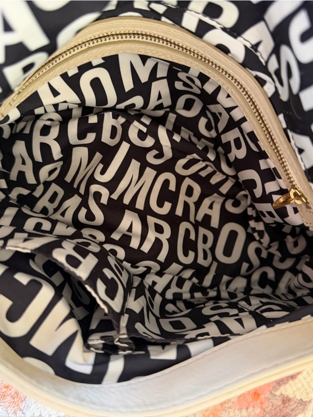 Marc Jacobs Cream Leather Shoulder Bag with Gold Hardware - Picture 9 of 11